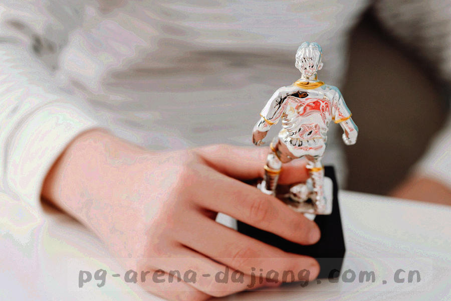 看台球迷举着围巾的剪影，灯光从斜后方打来，边缘泛出暖色