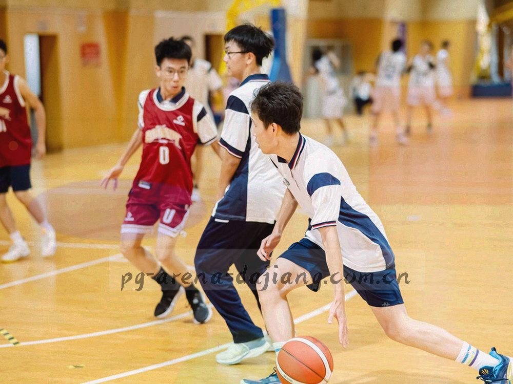 战术板、打印出来的赛程与手写笔记摊在桌面上，暖白灯光斜照